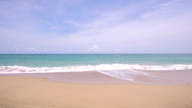 美丽的海滩和大海。海滩、沙滩、蓝色的大海、蓝天和云的背景视频素材