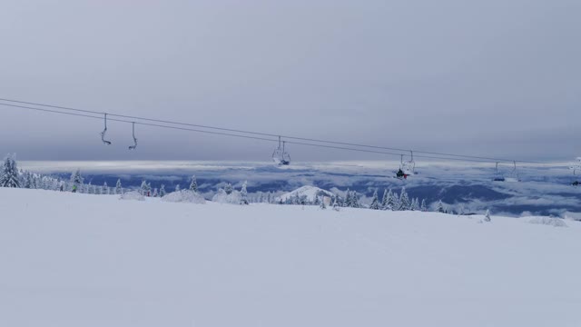 越过高山滑雪坡视频素材