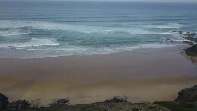 海岸部分的鸟瞰图与接近的破浪视频素材