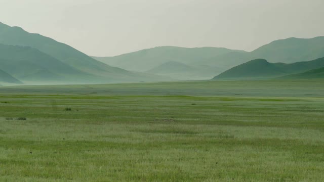 平原在无树的宽山谷视频素材