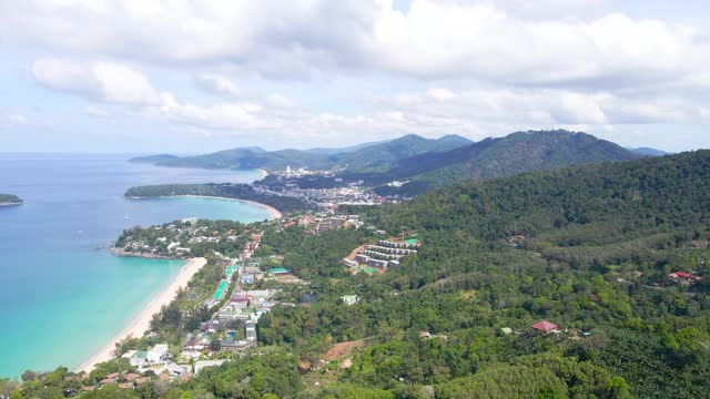 泰国普吉岛旅游视频。鸟瞰图普吉岛海滩海在卡塔观景点旅游旅行泰国普吉岛。2021年1月2日。4K视频剪辑自然和旅行概念。视频素材