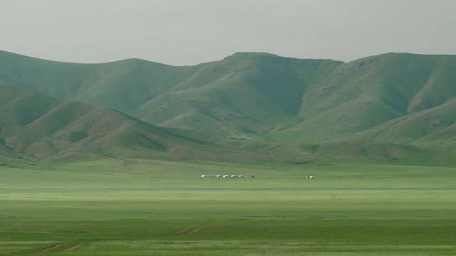 无树草地上的蒙古包视频素材