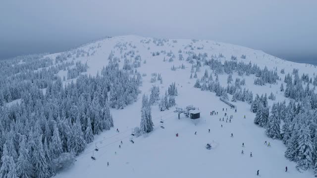 越过高山滑雪坡视频素材