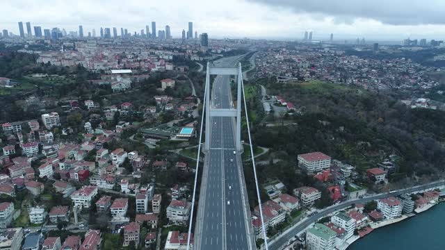 伊斯坦布尔博斯普鲁斯大桥，7月15日烈士桥空中鸟瞰图。视频素材