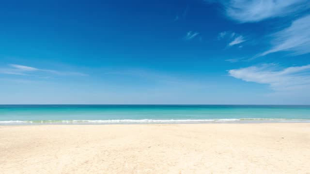 普吉岛海滩，沙滩和天空。夏日碧绿的海滩海景。海滩的空间区域。在泰国普吉岛的卡伦海滩。视频素材