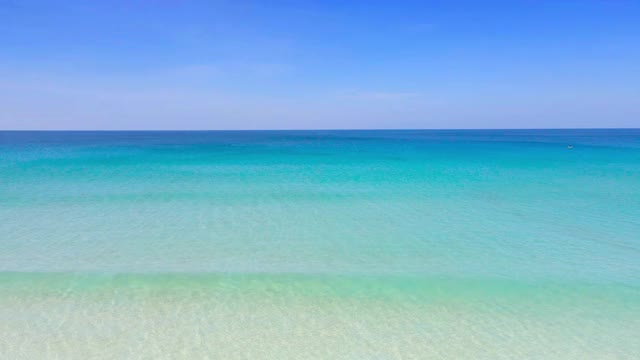 鸟瞰图绿松石海的风景景观，绿松石海在夏天的一天，泰国普吉岛旅游之旅。海滩海域空间面积。在泰国普吉岛的卡伦海滩。自然和旅游的概念。视频素材