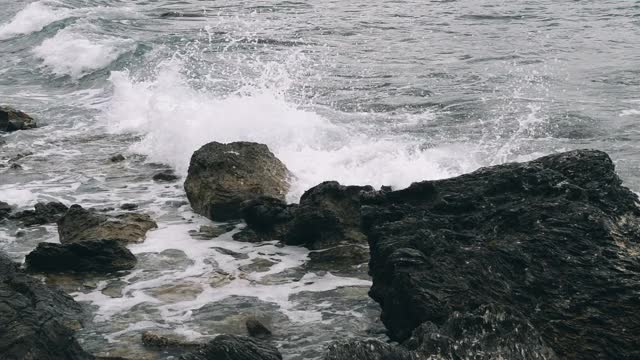 海浪拍打着石头视频素材