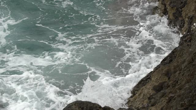 海浪拍打着石头视频素材