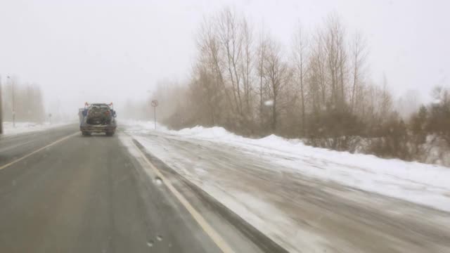 可怕的道路上有冰雪和暴风雪，交通堵塞，车辆疏散视频素材