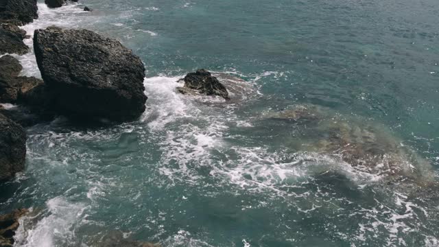 海浪拍打着石头视频素材