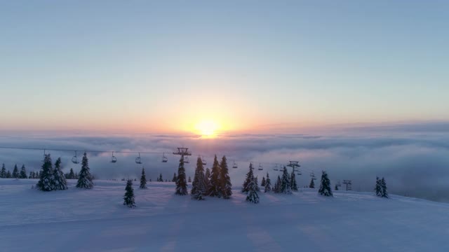 越过高山滑雪坡视频素材