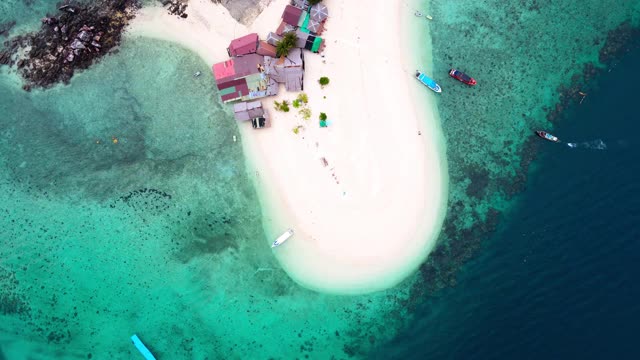 鸟瞰图绿松石海的风景景观，绿松石海在夏天的一天，泰国普吉岛旅游之旅。海滩海域空间面积。在泰国普吉岛的卡伦海滩。自然和旅游的概念。视频素材