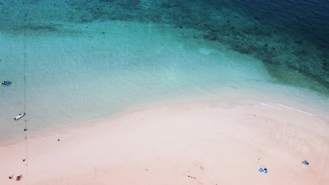 鸟瞰图绿松石海的风景景观，绿松石海在夏天的一天，泰国普吉岛旅游之旅。海滩海域空间面积。在泰国普吉岛的卡伦海滩。自然和旅游的概念。视频素材