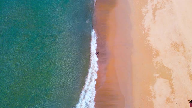 高角视图俯视图美丽的海滩沙滩和蓝色的海水海浪在沙滩上视频素材