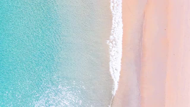 鸟瞰图绿松石海的风景景观，绿松石海在夏天的一天，泰国普吉岛旅游之旅。海滩海域空间面积。在泰国普吉岛的卡伦海滩。自然和旅游的概念。视频素材