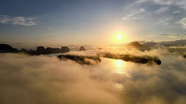 鸟瞰图日出。越过河和云。山和天空日落或日出的背景。视频素材