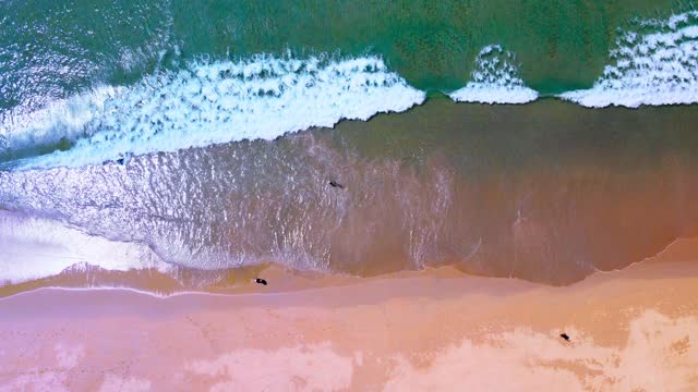 俯视图鸟瞰图高角度海滩沙子和海浪视频素材