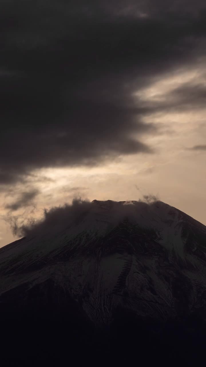 富士山上的日落(垂直延时)视频素材