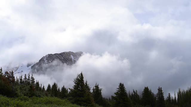 封锁时间流逝拍摄的乌云覆盖山顶的天空-班夫，加拿大视频素材