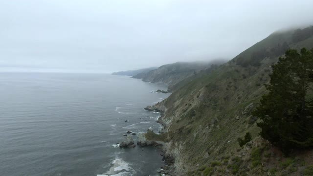 空中拍摄的山脉和海洋在雾天气下的天空，无人机向前飞行的海岸线-大苏尔，加利福尼亚视频素材