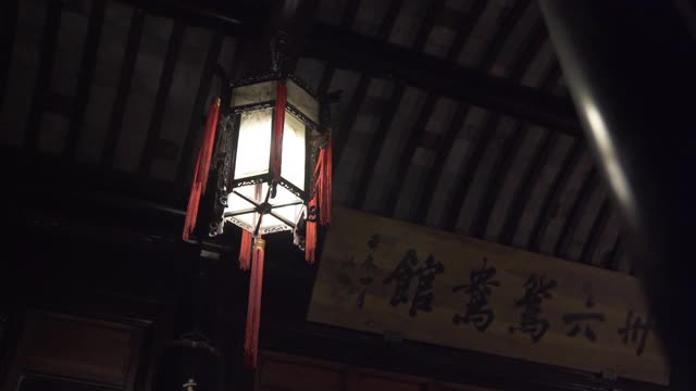 在中国苏州的寺庙里，夜间灯光悬挂的镜头视频素材