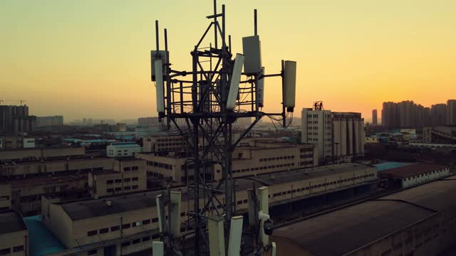 日落时5G通信塔鸟瞰图视频素材