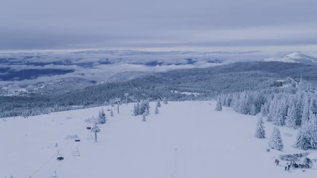 越过高山滑雪坡视频素材