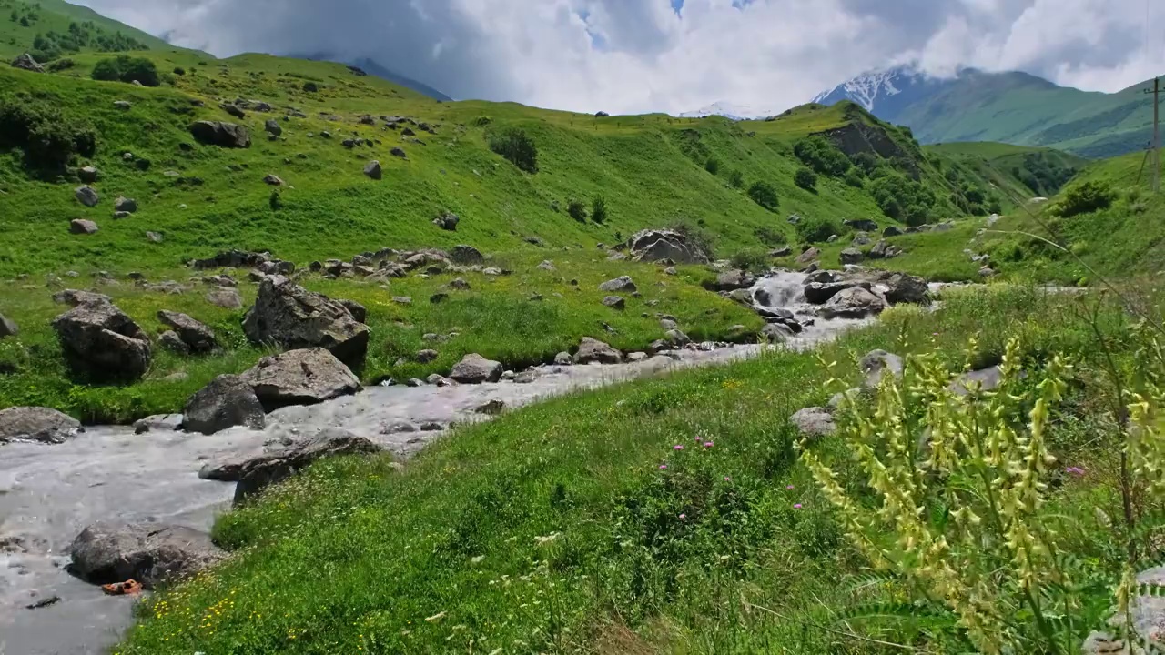 高加索山脉中的溪流和山谷视频素材