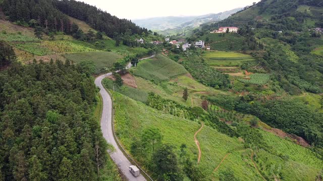 一辆卡车在乡间山区弯弯曲曲的路上行驶。视频素材