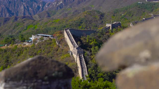 慢动作拍摄的中国长城，在山的一侧上升在一个开始下降视频素材