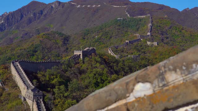 这是中国长城的一段，在山的一侧开始倒塌视频素材