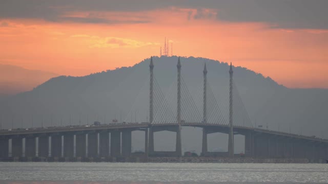 日出车辆在槟城大桥行驶。视频素材