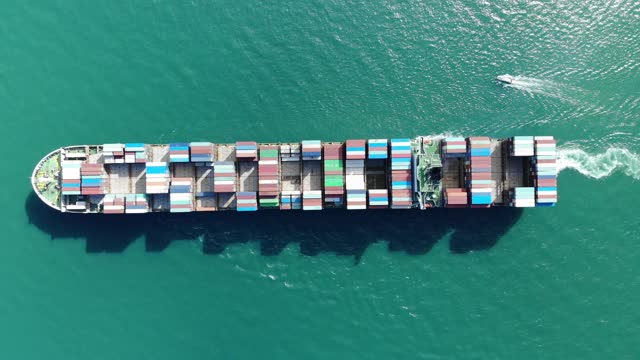 鸟瞰图/货船正在港口的集装箱卸货。视频素材