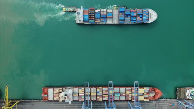 鸟瞰图/货船正在港口的集装箱卸货。视频素材