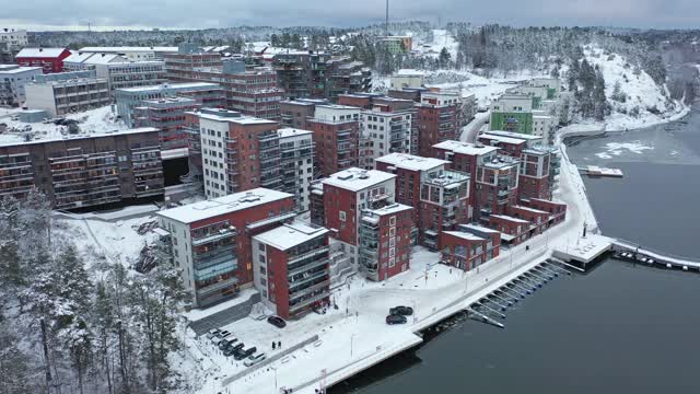 公寓大楼在冬天下雪视频素材