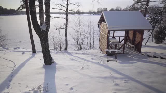 在一个美丽的霜冻的早晨，穿过覆盖着积雪的森林。没有人。视频素材