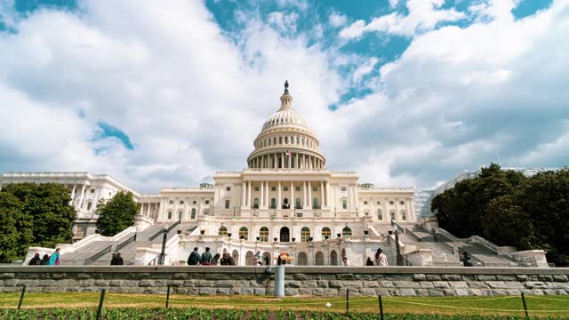 时间流逝，美国华盛顿特区国会山前的美国国会大厦视频素材