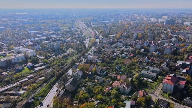 全景从城市乌日哥罗德，位于跨喀尔巴阡晴天视频素材