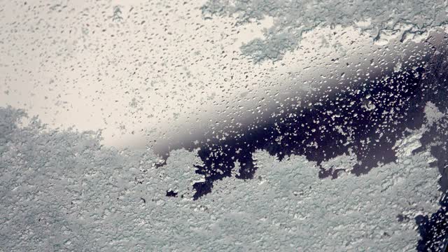 冬天的背景，霜雪在窗户上视频素材