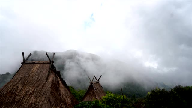 雾笼罩了山顶上的村庄。视频素材