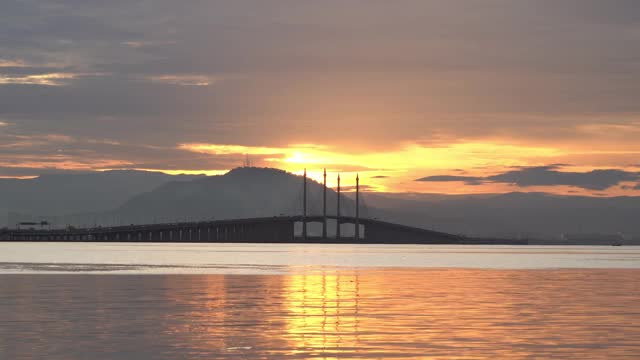 槟城大桥的日出。视频素材