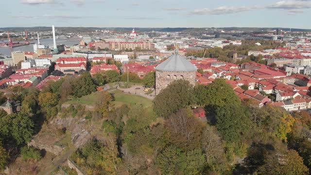 飞越Skansen Kronan城市中心，航拍场景，哥德堡，瑞典视频素材