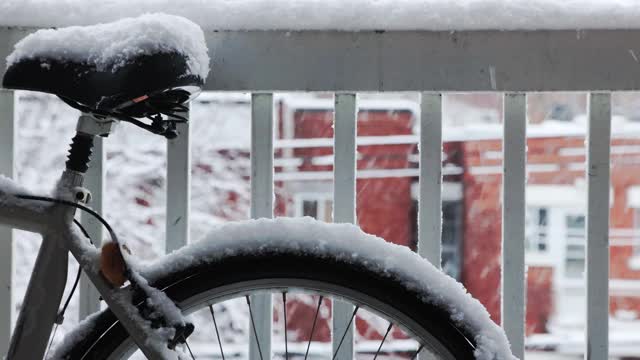 一辆自行车的轮子和鞍在暴风雪中被雪覆盖的特写视频素材