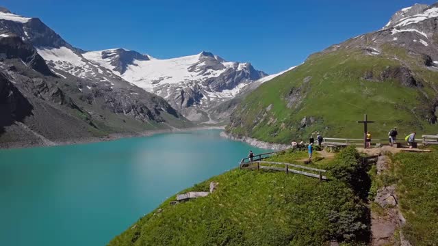 奥地利萨尔茨堡地区的Hohe Tauern卡普伦高山水库Mooserboden Stausee的空中全景图。视频素材