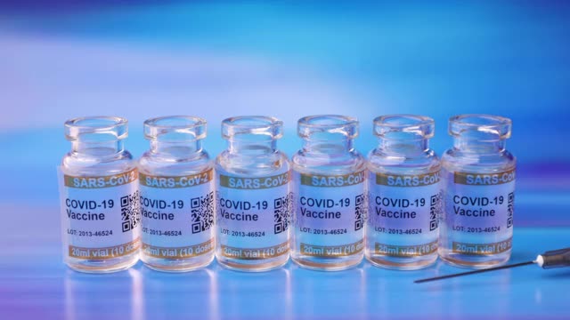 一系列透明的COVID-19疫苗瓶，标签为SARS-CoV-2抗冠状病毒注射注射器视频下载