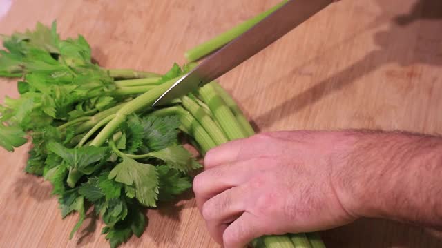 厨师在切菜板上切芹菜视频下载