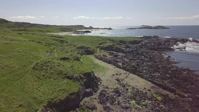 鸟瞰图的海岸线小苏格兰岛-爱奥纳岛视频素材