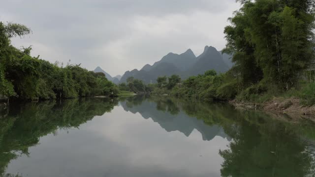 航拍田园诗般的河流与山脉，无人机向前飞行的水-阳朔，中国视频素材