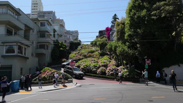 慢镜头拍摄的人和车辆在街道上的建筑和树木在旧金山，加利福尼亚州视频素材