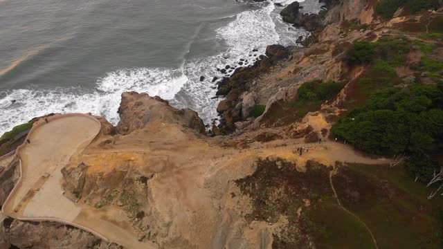 空中拍摄的人在山上的日落，无人机下降在岩石形成-旧金山，加利福尼亚视频素材